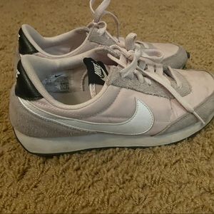 NIKE WOMENS DAYBREAK SHOE